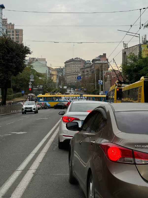 На Глибочицькій став трамвай, машини їдуть по зустрічній полосі. Великий затор