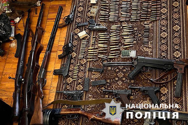 Поліцейські викрили 45-річного киянина у зберіганні та збуті зброї й боєприпасів