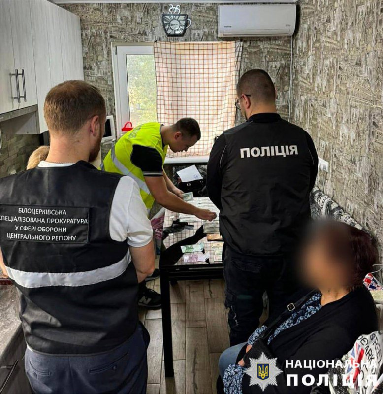 вилучили понад 25 тисяч доларів, 1600 євро та копії медичних документів