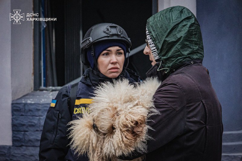 Харків. Внаслідок атаки горів фасад нежитлової будівлі, пошкоджені поруч розташовані житлові, адмінбудівлі та легкові автомобілі