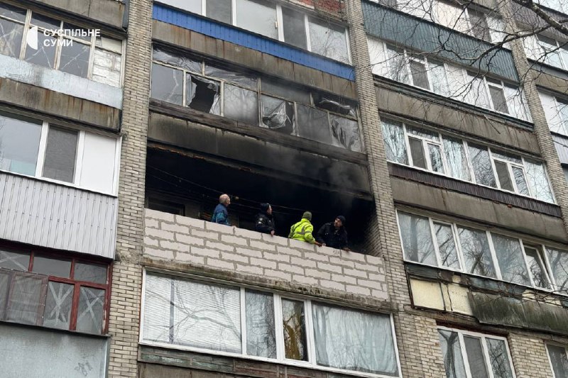 ‼️Такий вигляд має сумська багатоповерхівка, де зайнялась пожежа після вибухів, передає Суспільне.