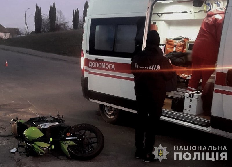 Вчора у Бурині учасником автопригоди став 16-річний керманич двоколісного транспорту. Поліцейські встановлюють обставини події та закликають водіїв бути вкрай уважними за кермом.