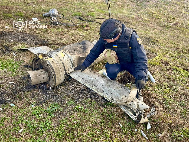 🔴 Рятувальники ліквідовують наслідки чергового масованого удару по території України: є пошкодження у 14 регіонах країни