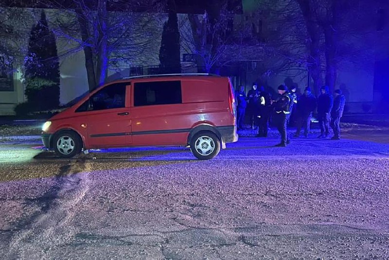 ⚠️ В Охтирці Mercedes-Benz Vito зіткнувся із припаркованою вантажівкою: постраждала пасажирка